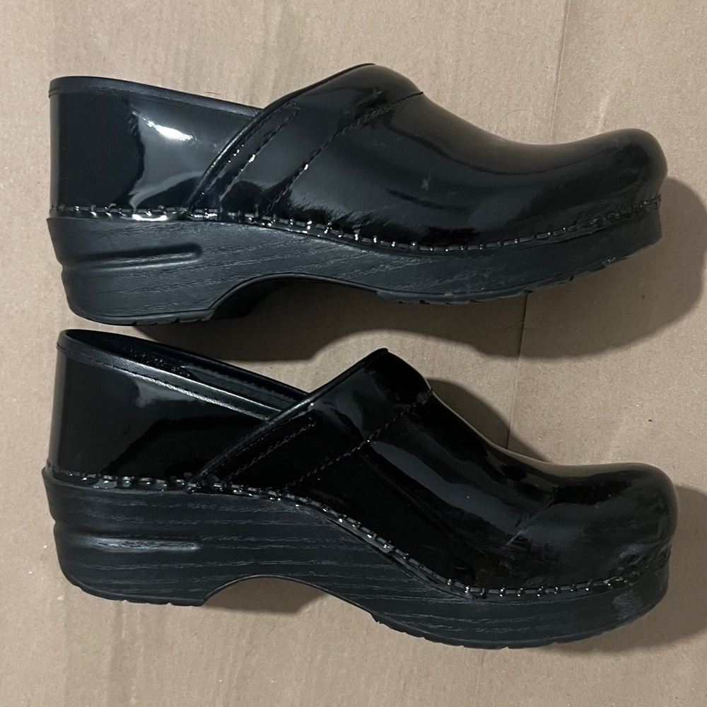 Dansko 38 Patent leather black clogs slight use slight scuffs worn 2 times